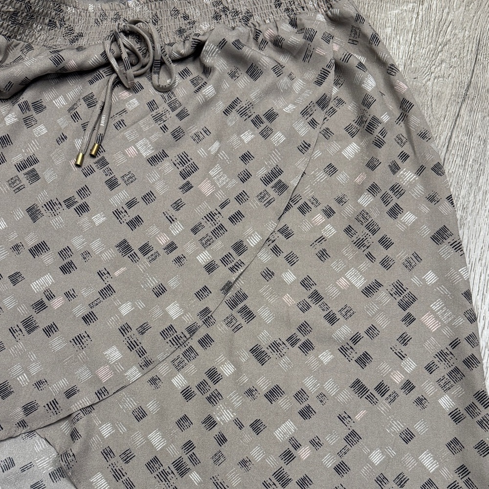 Chic High-Low Patterned Skirt - Picture 7 of 10